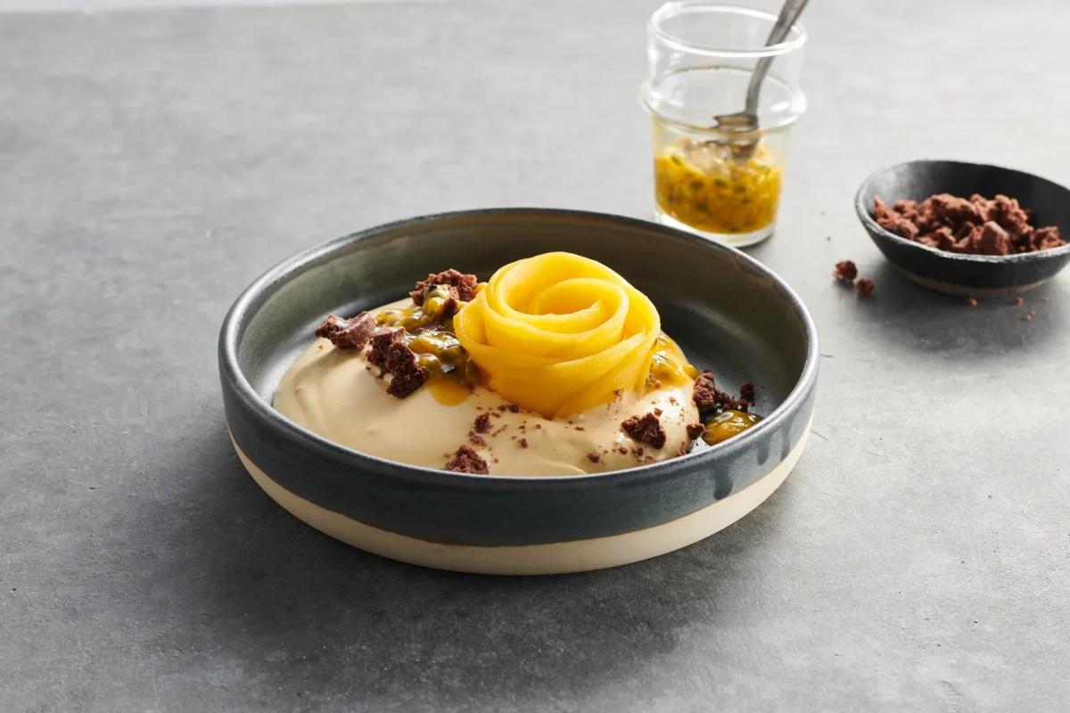 Mangocreme aus der Kategorie Desserts. Zubereitungsmethode keine. Das fertige Gericht schön angerichtet und fotografiert aus Vogelperspektive (Food Fotografie). Serviervorschlag, Original Tiptopf Rezept, aus dem bekanntesten Kochbuch der Schweiz