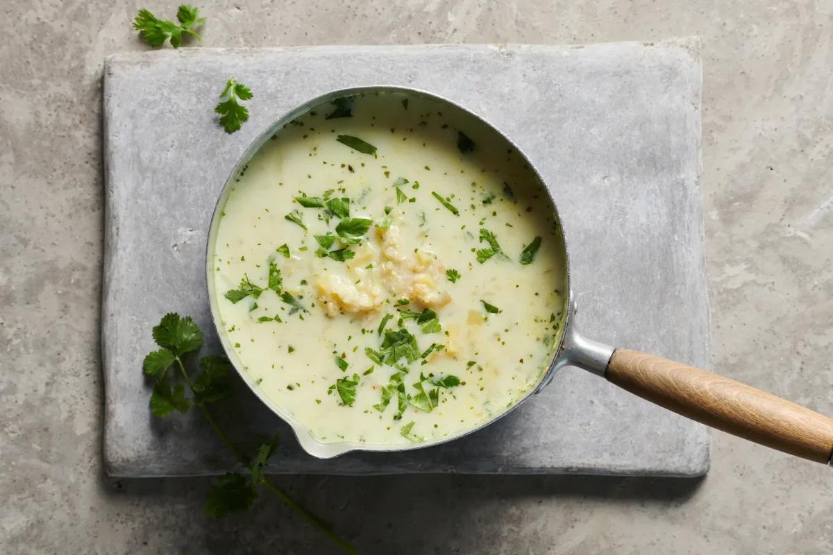 Quinoasuppe aus der Kategorie Suppen. Das fertige Gericht schön angerichtet und fotografiert aus Vogelperspektive (Food Fotografie). Serviervorschlag, Original Tiptopf Rezept, aus dem bekanntesten Kochbuch der Schweiz