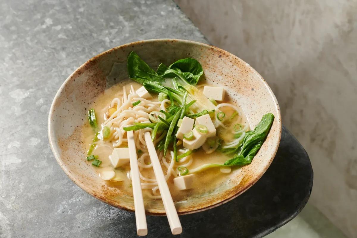 Nudelsuppe aus der Kategorie Suppen. Das fertige Gericht schön angerichtet und fotografiert aus Vogelperspektive (Food Fotografie). Serviervorschlag, Original Tiptopf Rezept, aus dem bekanntesten Kochbuch der Schweiz