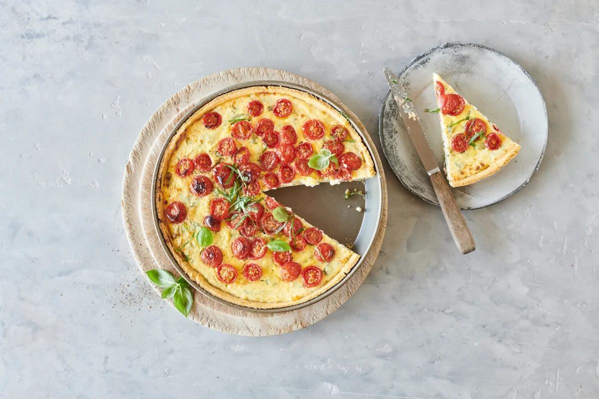Ricottawähe mit Tomaten, aus der Kategorie . Zubereitungsmethode Backen. Das fertige Gericht schön angerichtet und fotografiert aus Vogelperspektive (Food Fotografie). Serviervorschlag, Original Tiptopf Rezept, aus dem bekanntesten Kochbuch der Schweiz