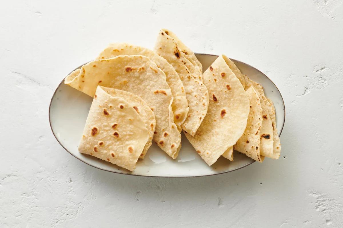 Fladenbrot aus der Kategorie Snacks &amp; Fingerfood (2). Das fertige Gericht schön angerichtet und fotografiert aus Vogelperspektive (Food Fotografie). Serviervorschlag, Original Tiptopf Rezept, aus dem bekanntesten Kochbuch der Schweiz