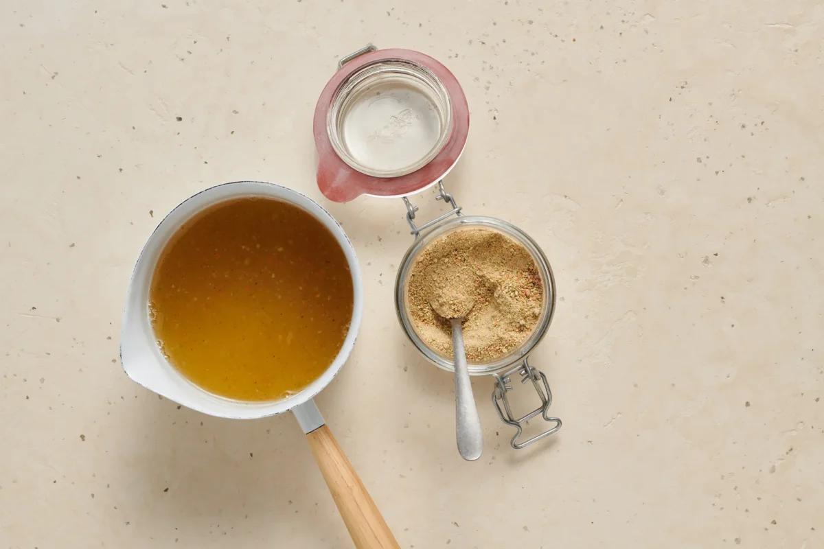 Bouillonpulver aus der Kategorie Suppen. Zubereitungsmethode keine. Das fertige Gericht schön angerichtet und fotografiert aus Vogelperspektive (Food Fotografie). Serviervorschlag, Original Tiptopf Rezept, aus dem bekanntesten Kochbuch der Schweiz