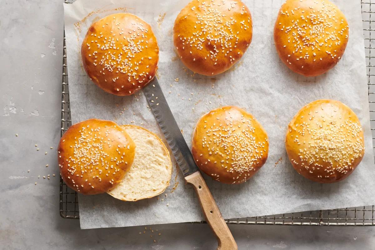 Hamburgerbrötchen aus der Kategorie Getreide (2). Das fertige Gericht schön angerichtet und fotografiert aus Vogelperspektive (Food Fotografie). Serviervorschlag, Original Tiptopf Rezept, aus dem bekanntesten Kochbuch der Schweiz