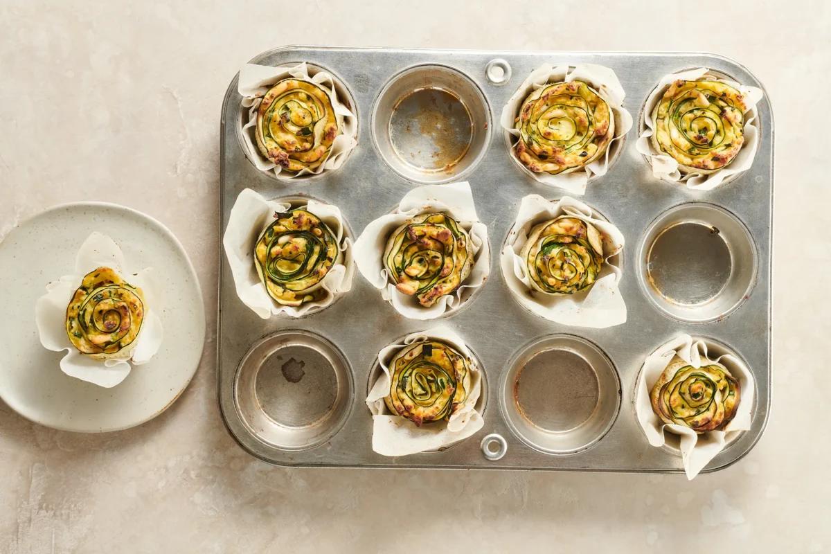 Zucchettiröllchen, aus der Kategorie . Zubereitungsmethode Backen. Das fertige Gericht schön angerichtet und fotografiert aus Vogelperspektive (Food Fotografie). Serviervorschlag, Original Tiptopf Rezept, aus dem bekanntesten Kochbuch der Schweiz