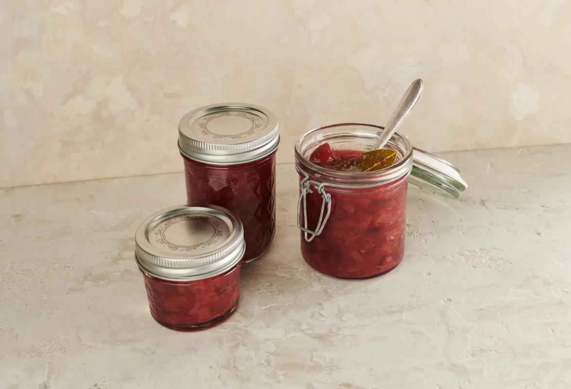 Chutney. Das fertige Gericht schön angerichtet und fotografiert aus Vogelperspektive (Food Fotografie). Serviervorschlag, Original Tiptopf Rezept, aus dem bekanntesten Kochbuch der Schweiz