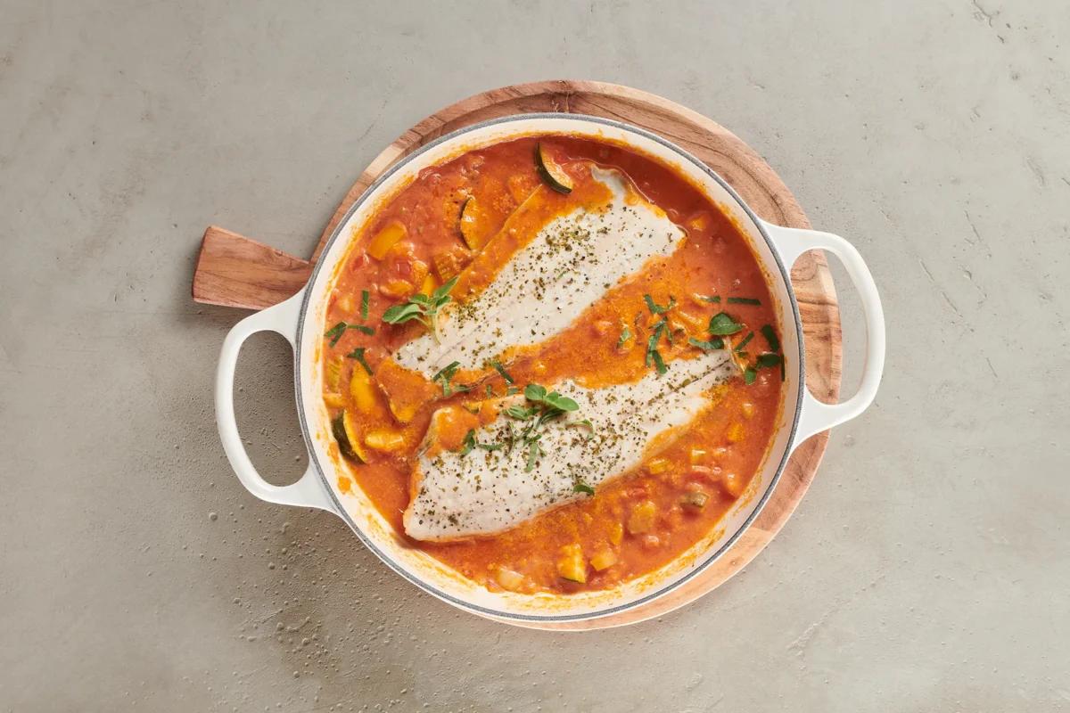 Fischpfanne aus der Kategorie Fleisch &amp; Fisch. Zubereitungsmethode Dünsten. Das fertige Gericht schön angerichtet und fotografiert aus Vogelperspektive (Food Fotografie). Serviervorschlag, Original Tiptopf Rezept, aus dem bekanntesten Kochbuch der Schweiz