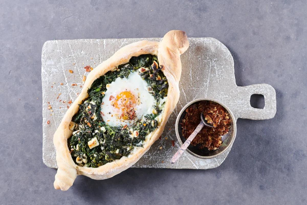 Spinat-Käse-Pide aus der Kategorie Gebäck (Salziges). Das fertige Gericht schön angerichtet und fotografiert aus Vogelperspektive (Food Fotografie). Serviervorschlag, Original Tiptopf Rezept, aus dem bekanntesten Kochbuch der Schweiz