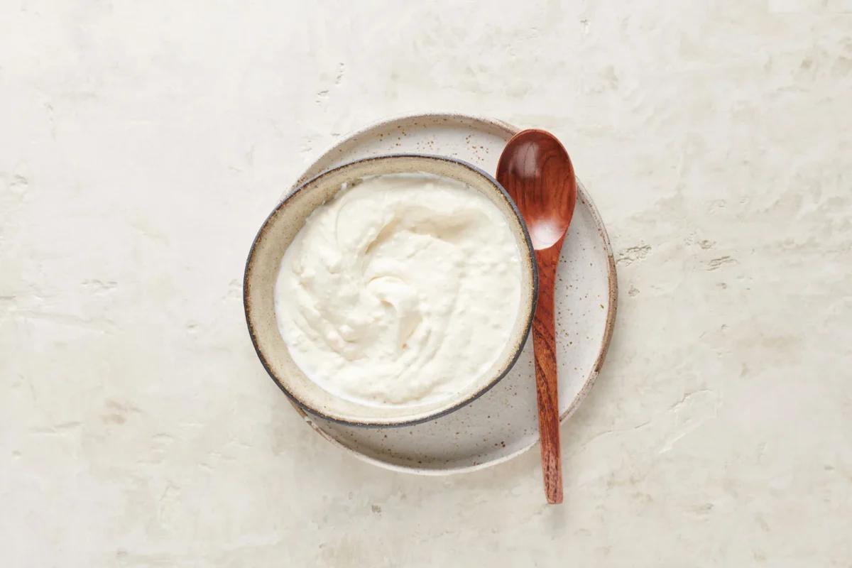 Knoblauchdip aus der Kategorie Snacks &amp; Fingerfood. Das fertige Gericht schön angerichtet und fotografiert aus Vogelperspektive (Food Fotografie). Serviervorschlag, Original Tiptopf Rezept, aus dem bekanntesten Kochbuch der Schweiz