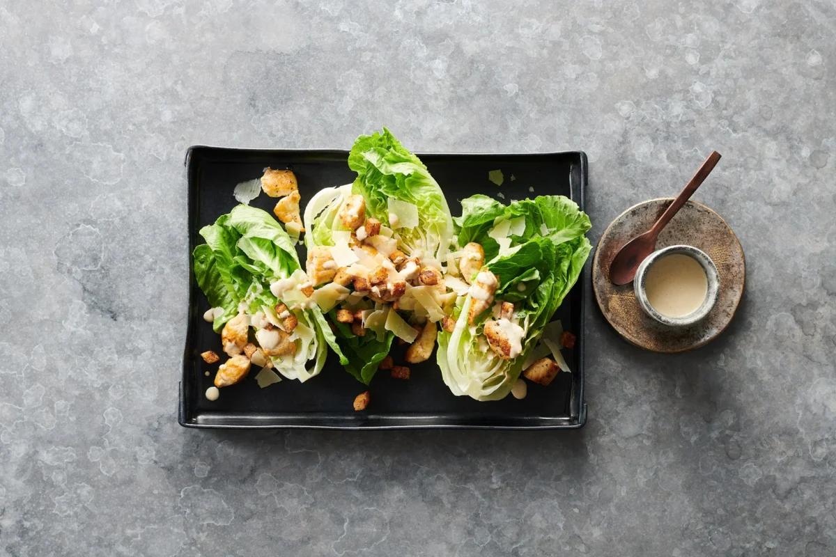 Caesar-Salat aus der Kategorie Salate. Das fertige Gericht schön angerichtet und fotografiert aus Vogelperspektive (Food Fotografie). Serviervorschlag, Original Tiptopf Rezept, aus dem bekanntesten Kochbuch der Schweiz