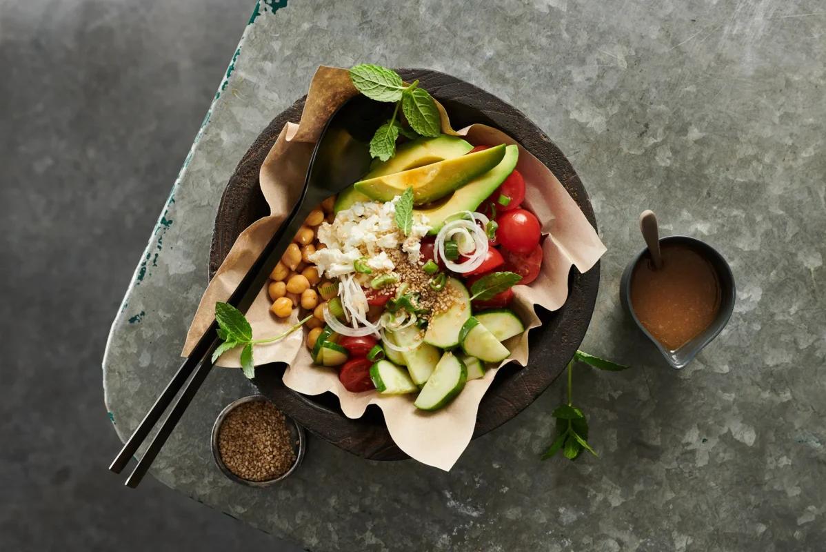 Kichererbsen-Bowl. Das fertige Gericht schön angerichtet und fotografiert aus Vogelperspektive (Food Fotografie). Serviervorschlag, Original Tiptopf Rezept, aus dem bekanntesten Kochbuch der Schweiz