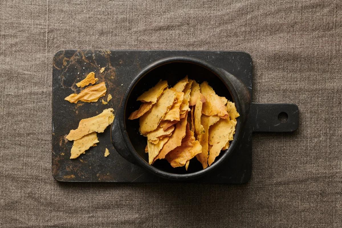 Crackers aus der Kategorie Snacks &amp; Fingerfood. Das fertige Gericht schön angerichtet und fotografiert aus Vogelperspektive (Food Fotografie). Serviervorschlag, Original Tiptopf Rezept, aus dem bekanntesten Kochbuch der Schweiz