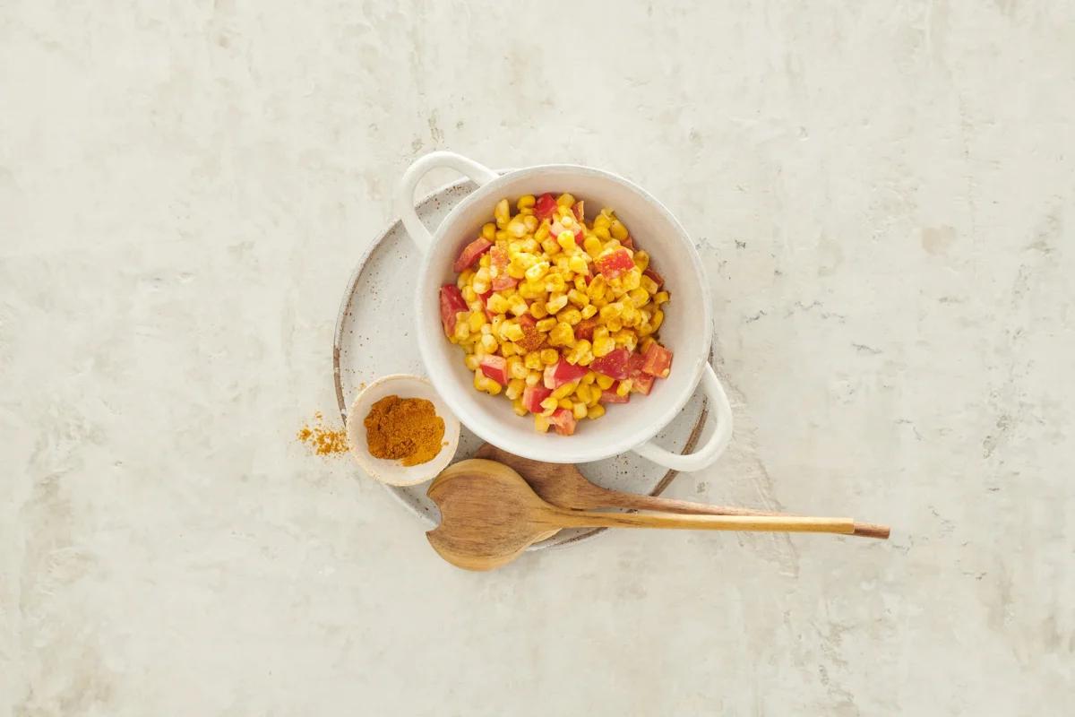 Maissalat aus der Kategorie Salate. Das fertige Gericht schön angerichtet und fotografiert aus Vogelperspektive (Food Fotografie). Serviervorschlag, Original Tiptopf Rezept, aus dem bekanntesten Kochbuch der Schweiz