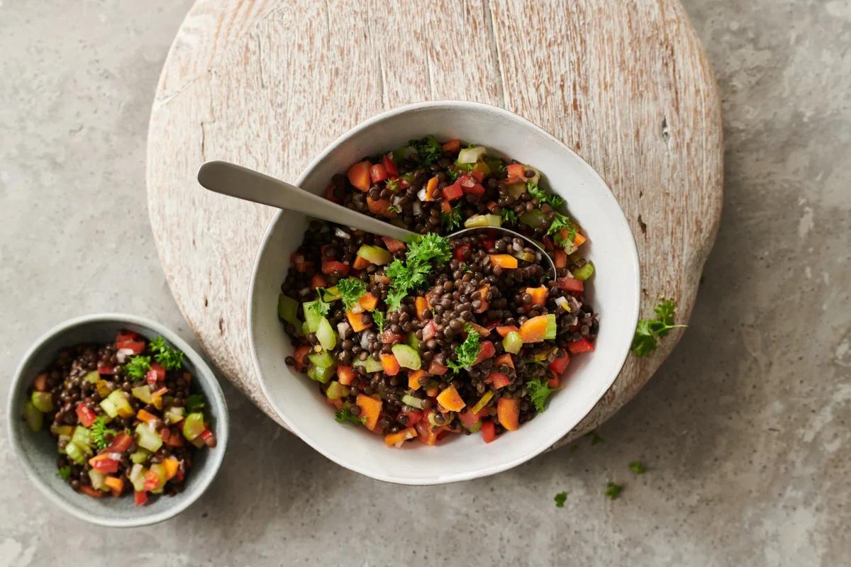 Linsensalat. Das fertige Gericht schön angerichtet und fotografiert aus Vogelperspektive (Food Fotografie). Serviervorschlag, Original Tiptopf Rezept, aus dem bekanntesten Kochbuch der Schweiz