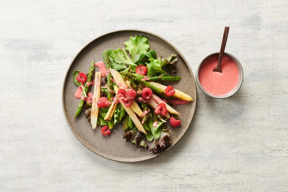 Gebratener Spargelsalat aus der Kategorie Salate. Zubereitungsmethode Dünsten. Das fertige Gericht schön angerichtet und fotografiert aus Vogelperspektive (Food Fotografie). Serviervorschlag, Original Tiptopf Rezept, aus dem bekanntesten Kochbuch der Schweiz