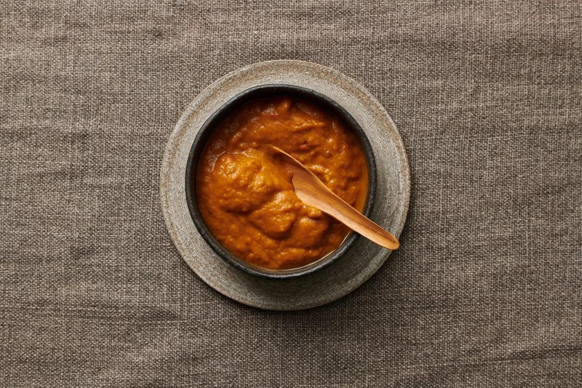 Ajvar aus der Kategorie Snacks &amp; Fingerfood. Das fertige Gericht schön angerichtet und fotografiert aus Vogelperspektive (Food Fotografie). Serviervorschlag, Original Tiptopf Rezept, aus dem bekanntesten Kochbuch der Schweiz