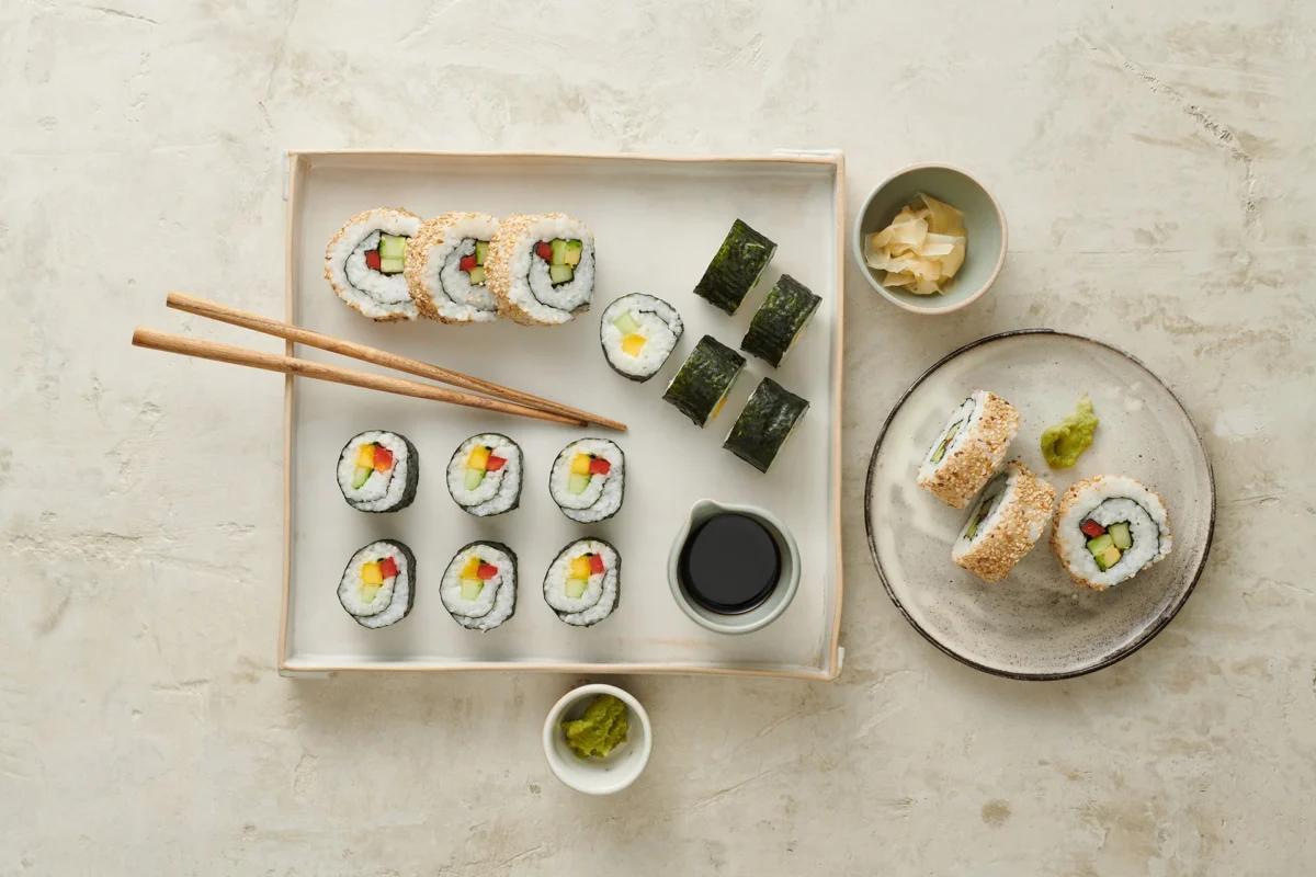 Sushi aus der Kategorie Snacks &amp; Fingerfood (2). Das fertige Gericht schön angerichtet und fotografiert aus Vogelperspektive (Food Fotografie). Serviervorschlag, Original Tiptopf Rezept, aus dem bekanntesten Kochbuch der Schweiz