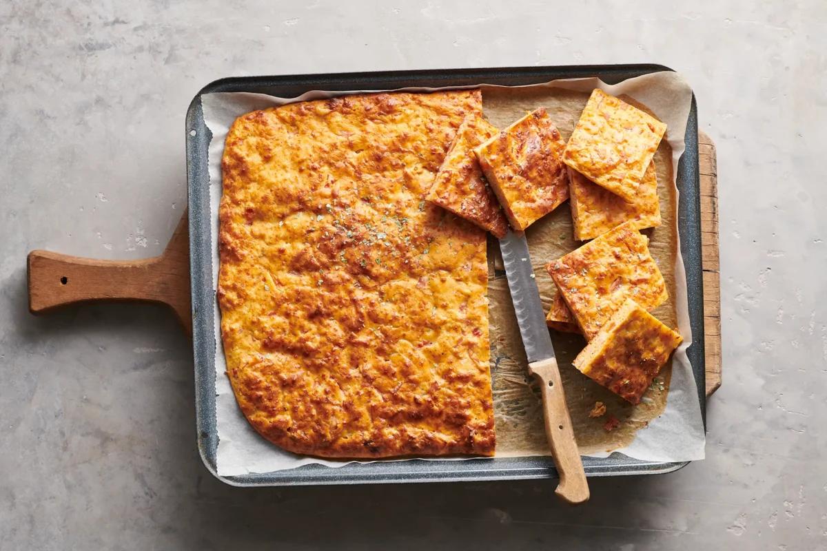 Schüttelpizza aus der Kategorie Getreide (2). Das fertige Gericht schön angerichtet und fotografiert aus Vogelperspektive (Food Fotografie). Serviervorschlag, Original Tiptopf Rezept, aus dem bekanntesten Kochbuch der Schweiz