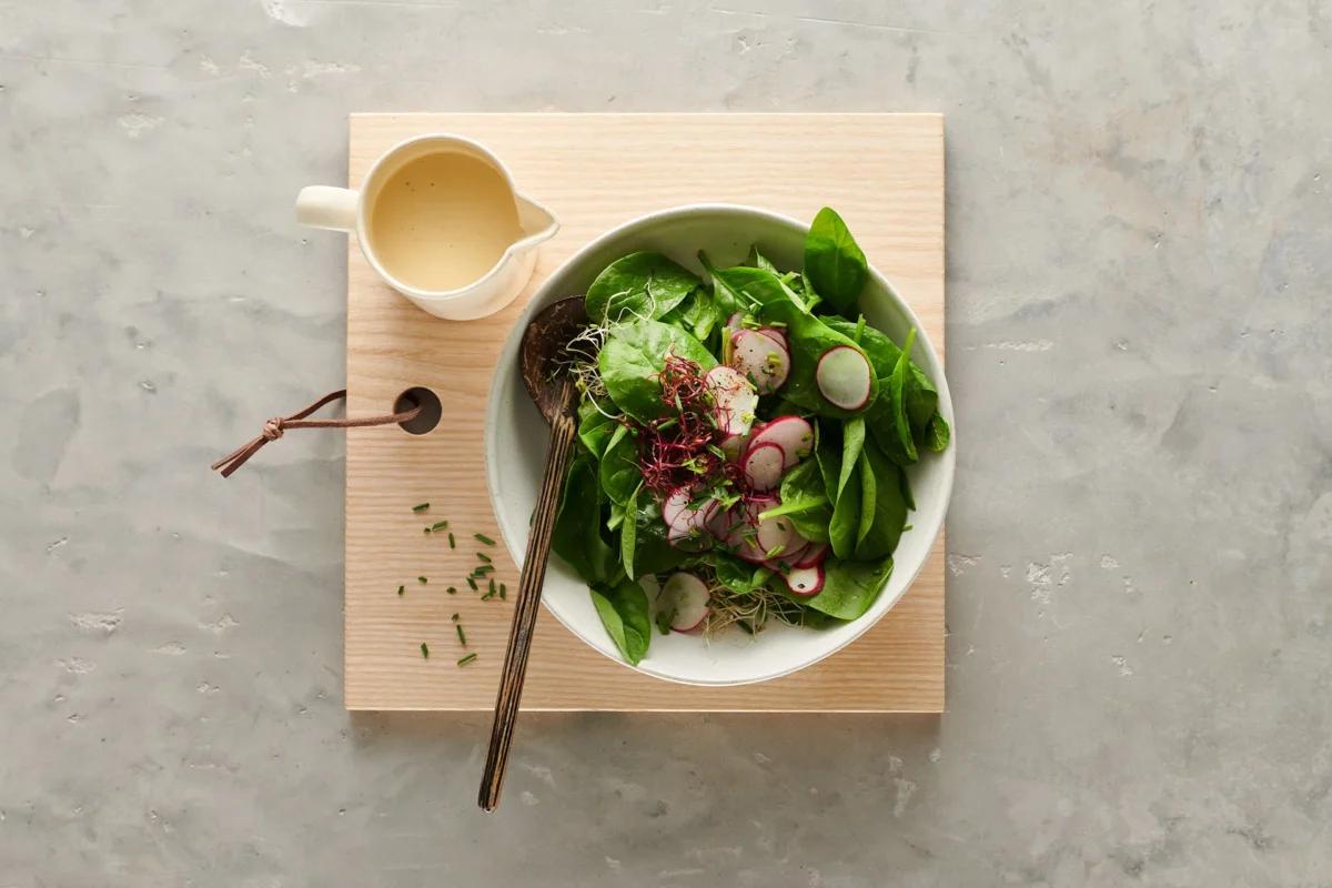 Frühlingssalat. Das fertige Gericht schön angerichtet und fotografiert aus Vogelperspektive (Food Fotografie). Serviervorschlag, Original Tiptopf Rezept, aus dem bekanntesten Kochbuch der Schweiz