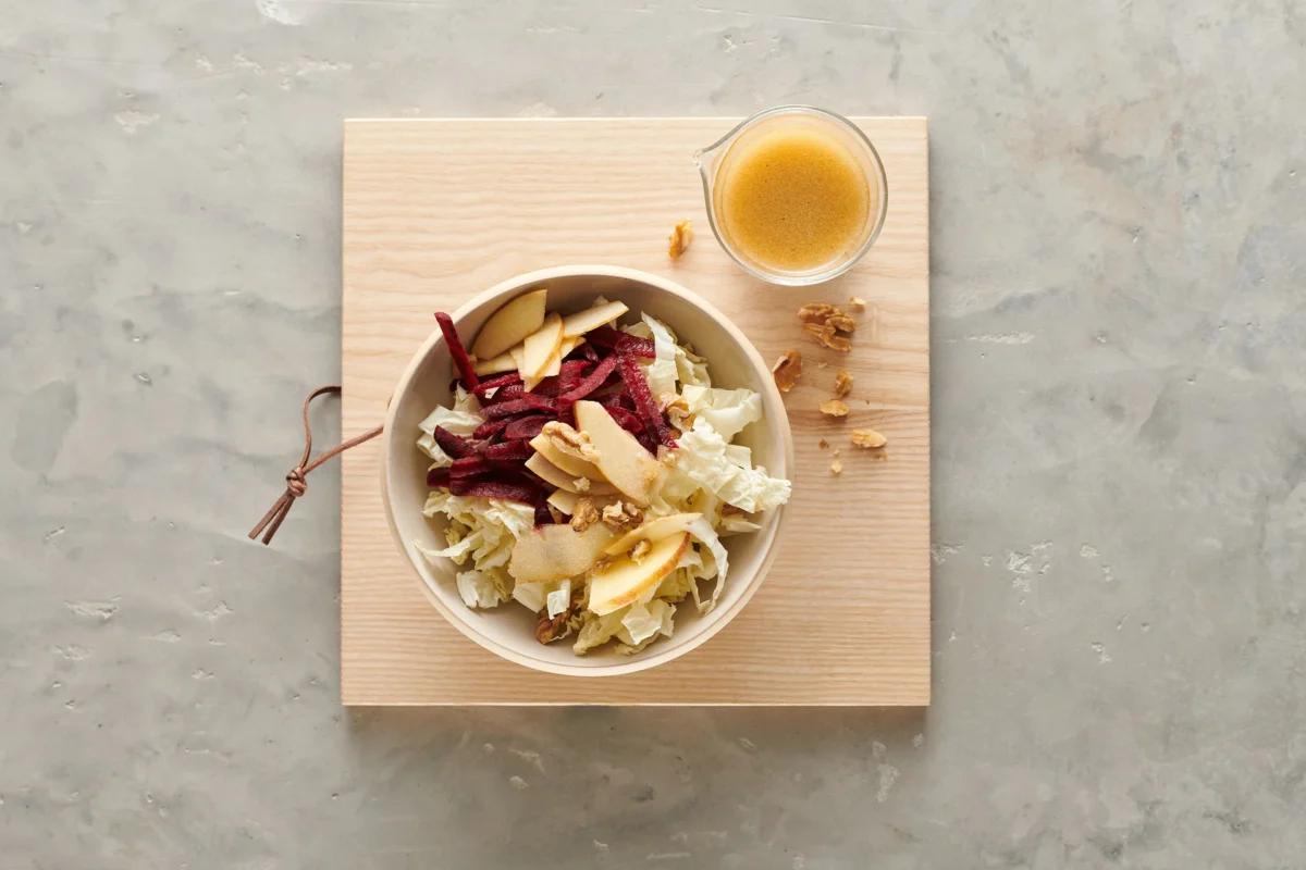 Wintersalat aus der Kategorie Salate. Zubereitungsmethode Rohkost. Das fertige Gericht schön angerichtet und fotografiert aus Vogelperspektive (Food Fotografie). Serviervorschlag, Original Tiptopf Rezept, aus dem bekanntesten Kochbuch der Schweiz