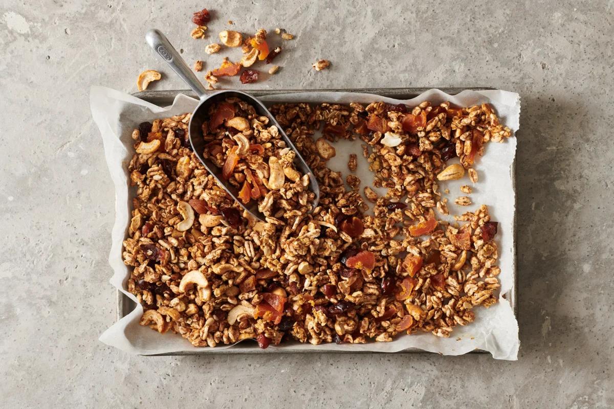 Granola aus der Kategorie Getreide (2). Das fertige Gericht schön angerichtet und fotografiert aus Vogelperspektive (Food Fotografie). Serviervorschlag, Original Tiptopf Rezept, aus dem bekanntesten Kochbuch der Schweiz