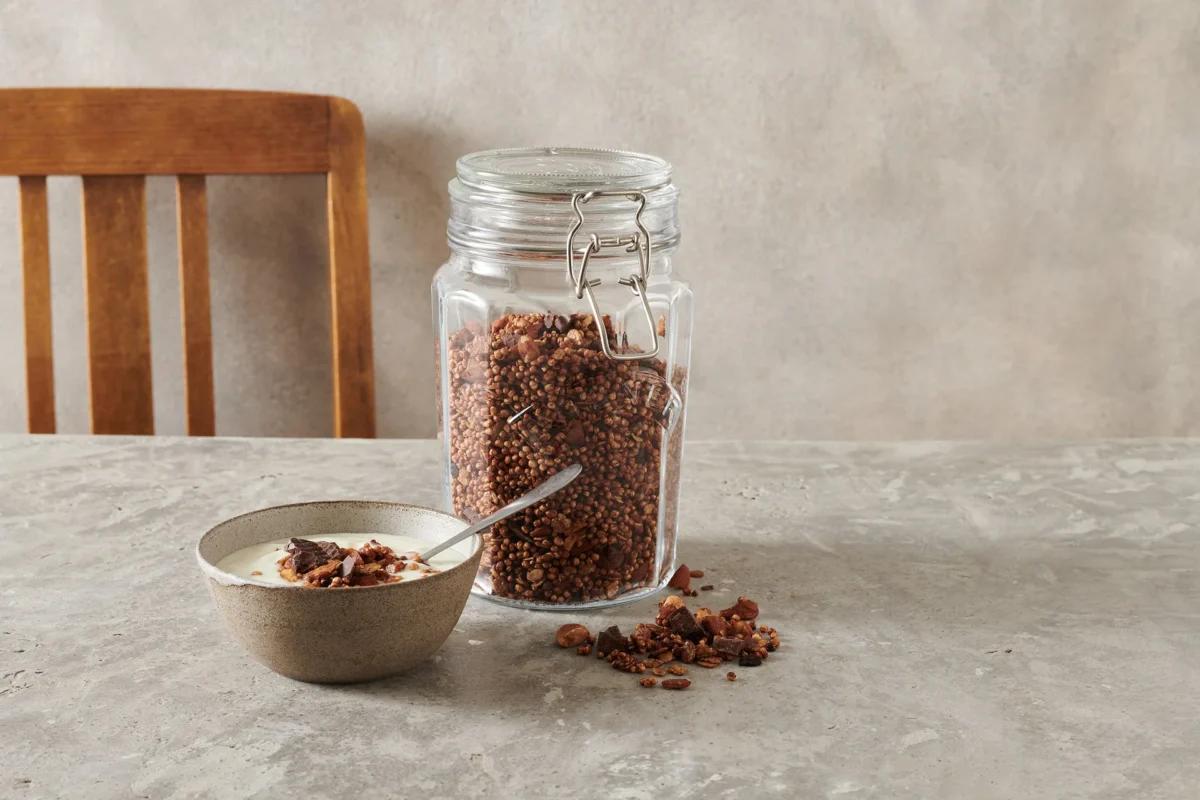 Schokoladengranola. Das fertige Gericht schön angerichtet und fotografiert aus Vogelperspektive (Food Fotografie). Serviervorschlag, Original Tiptopf Rezept, aus dem bekanntesten Kochbuch der Schweiz