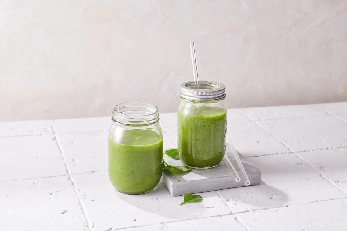 Grüner Smoothie aus der Kategorie Frühstück &amp; Brunch. Zubereitungsmethode Rohkost. Das fertige Gericht schön angerichtet und fotografiert aus Vogelperspektive (Food Fotografie). Serviervorschlag, Original Tiptopf Rezept, aus dem bekanntesten Kochbuch der Schweiz