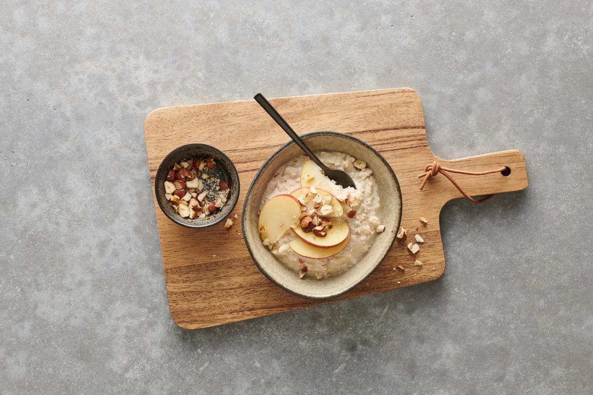 Porridge-Bowl. Das fertige Gericht schön angerichtet und fotografiert aus Vogelperspektive (Food Fotografie). Serviervorschlag, Original Tiptopf Rezept, aus dem bekanntesten Kochbuch der Schweiz