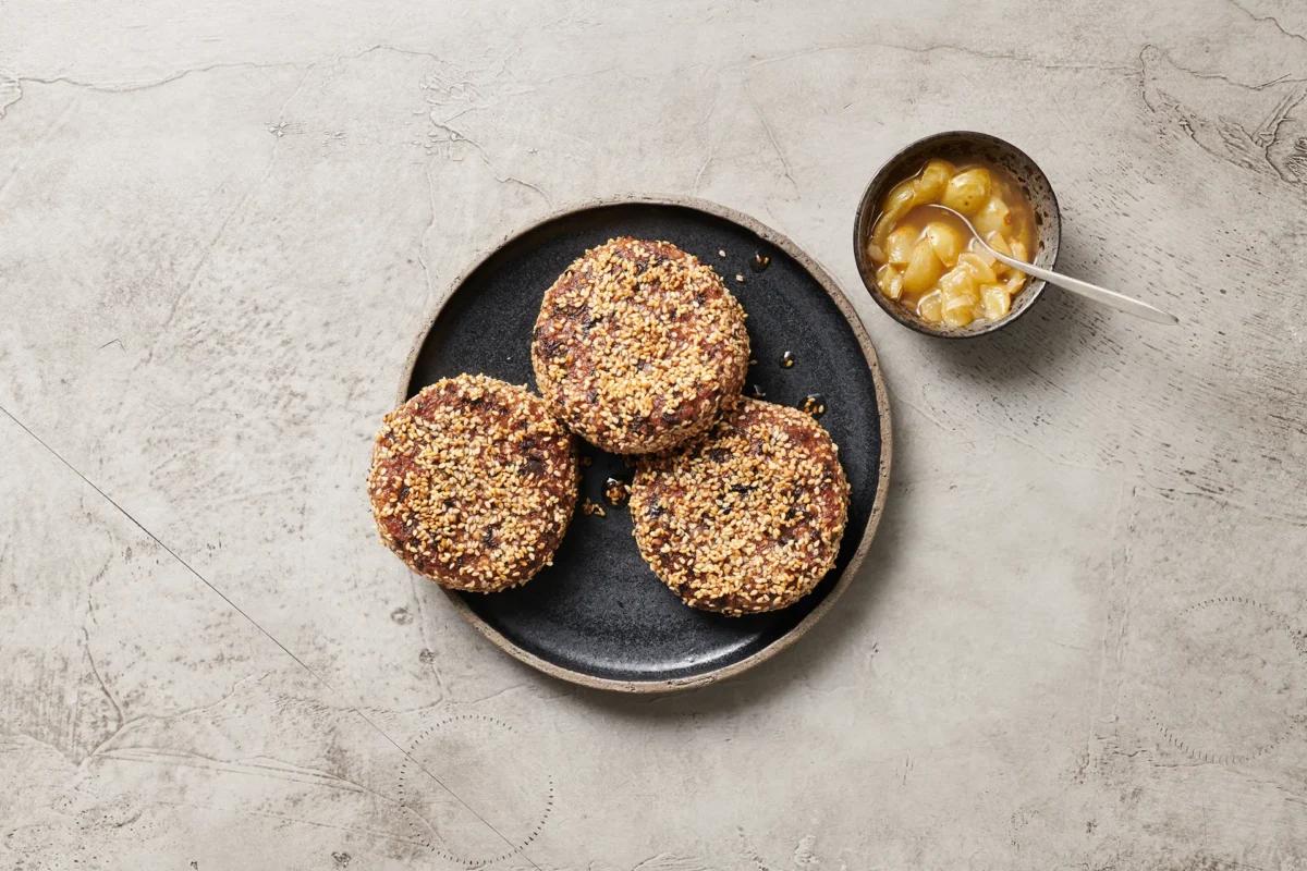 Bohnenburger aus der Kategorie Hülsenfrüchte &amp; Co. Zubereitungsmethode Braten. Das fertige Gericht schön angerichtet und fotografiert aus Vogelperspektive (Food Fotografie). Serviervorschlag, Original Tiptopf Rezept, aus dem bekanntesten Kochbuch der Schweiz