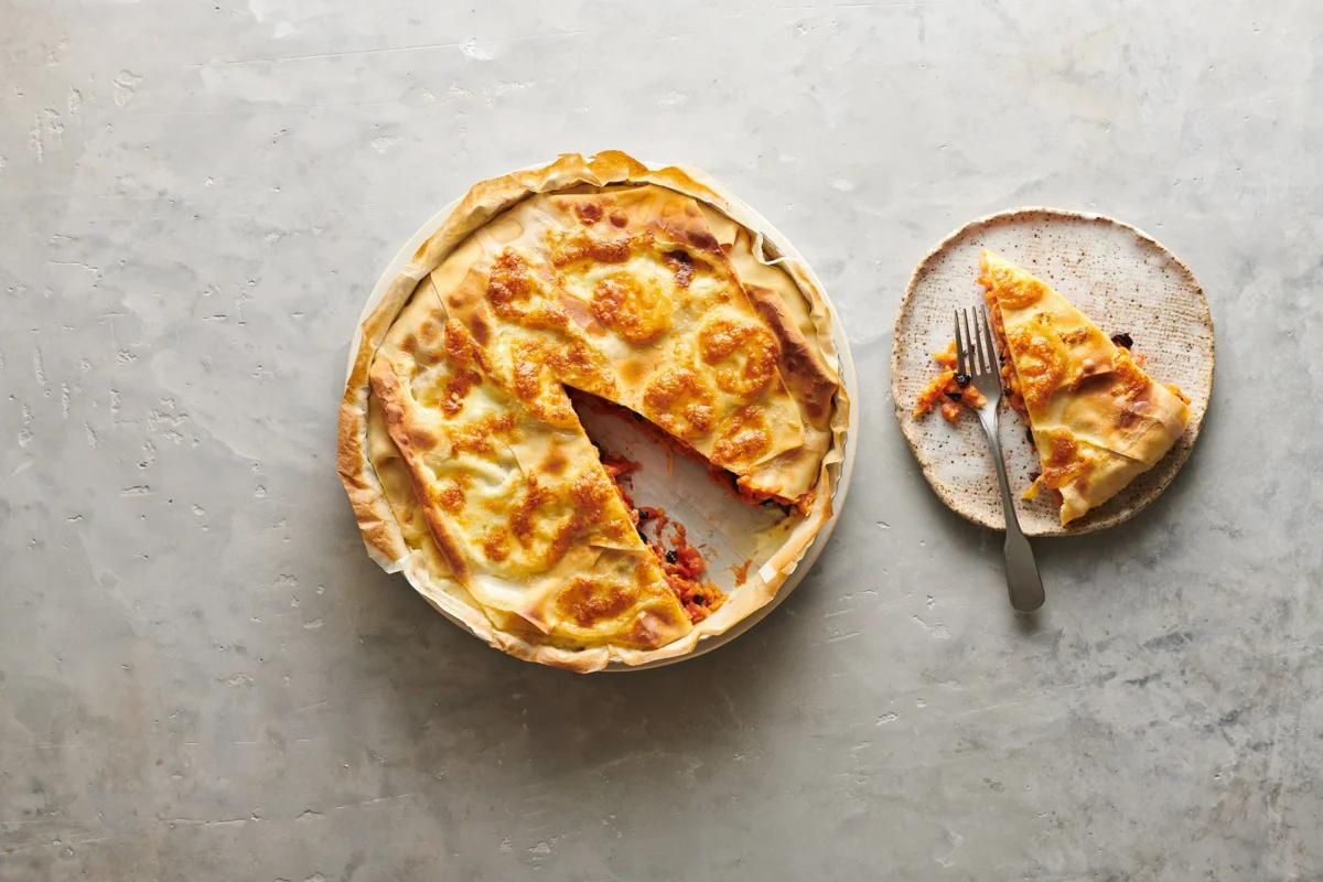 Linsen im Pastateig aus der Kategorie Hülsenfrüchte &amp; Co. Zubereitungsmethode Backen. Das fertige Gericht schön angerichtet und fotografiert aus Vogelperspektive (Food Fotografie). Serviervorschlag, Original Tiptopf Rezept, aus dem bekanntesten Kochbuch der Schweiz