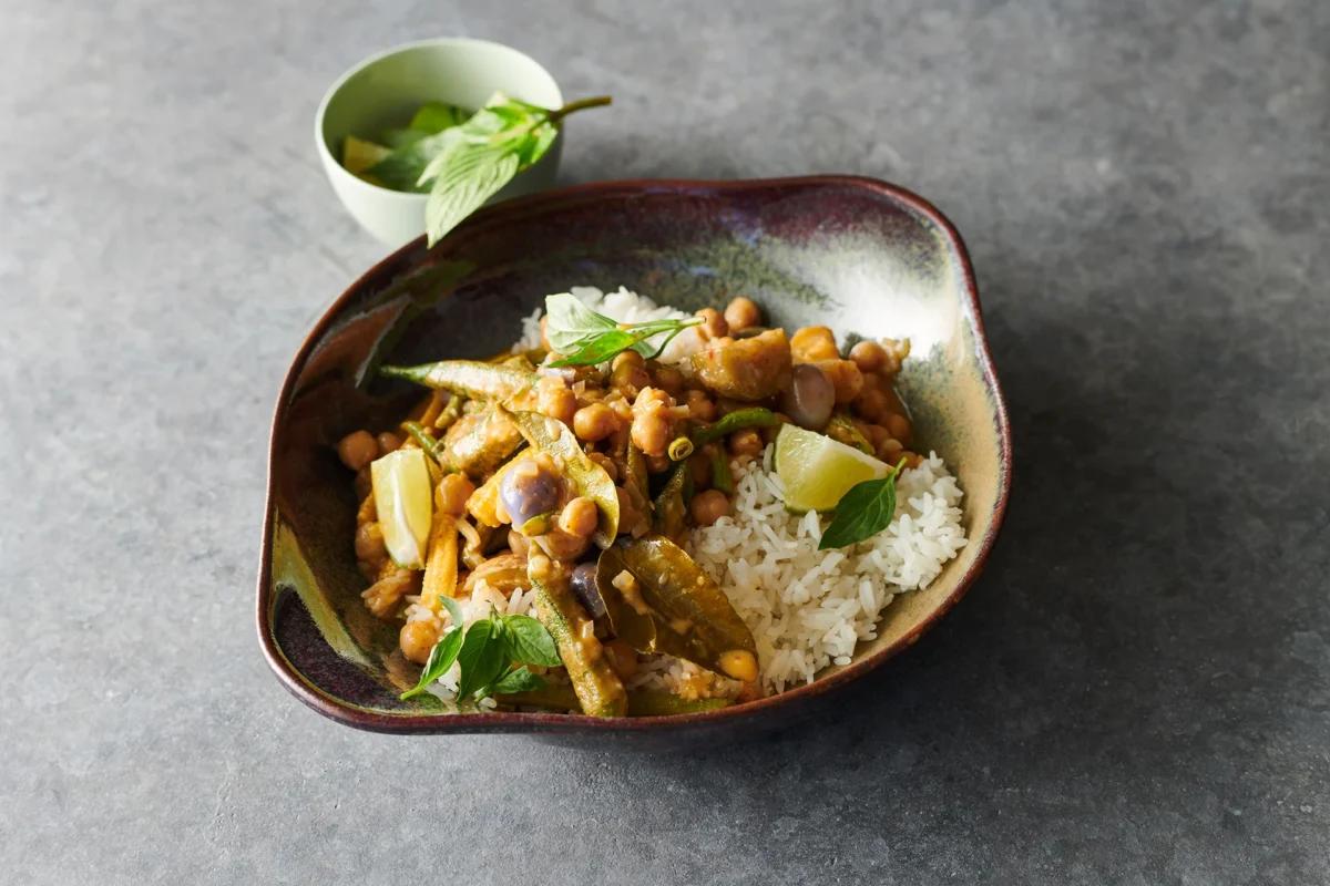 Kichererbsencurry. Das fertige Gericht schön angerichtet und fotografiert aus Vogelperspektive (Food Fotografie). Serviervorschlag, Original Tiptopf Rezept, aus dem bekanntesten Kochbuch der Schweiz