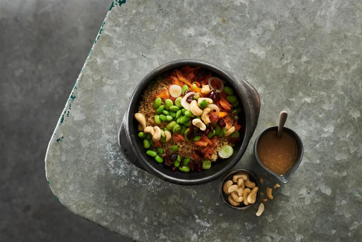 Quinoasalat aus der Kategorie Salate. Zubereitungsmethode Rohkost. Das fertige Gericht schön angerichtet und fotografiert aus Vogelperspektive (Food Fotografie). Serviervorschlag, Original Tiptopf Rezept, aus dem bekanntesten Kochbuch der Schweiz