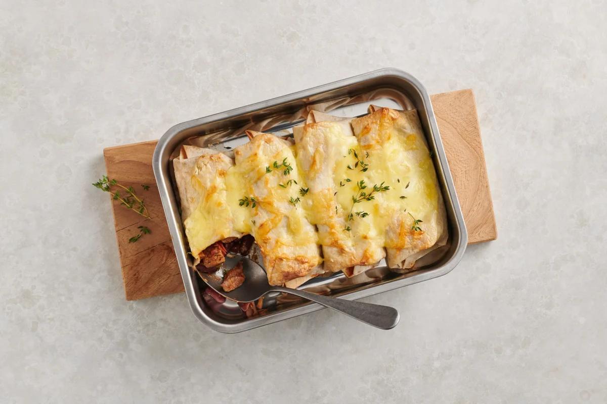 Enchiladas aus der Kategorie Fleisch &amp; Fisch. Zubereitungsmethode Backen. Das fertige Gericht schön angerichtet und fotografiert aus Vogelperspektive (Food Fotografie). Serviervorschlag, Original Tiptopf Rezept, aus dem bekanntesten Kochbuch der Schweiz