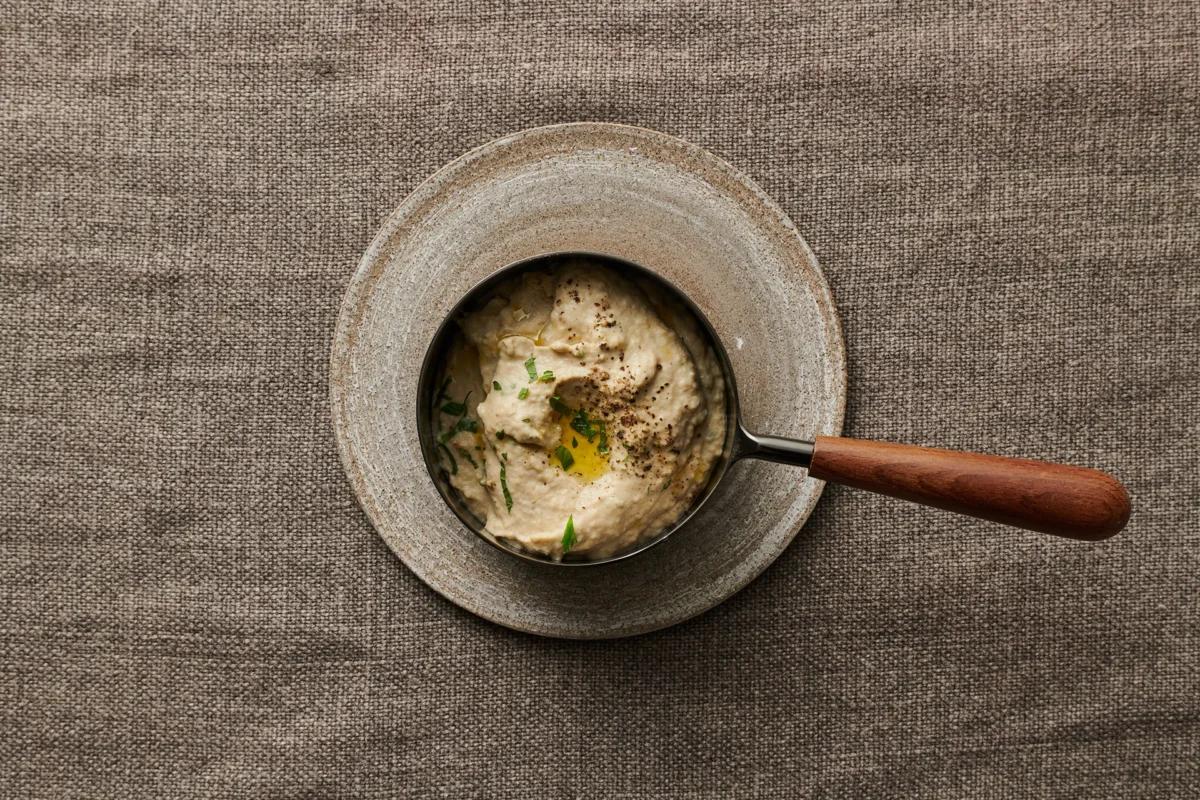 Baba Ganoush aus der Kategorie Snacks &amp; Fingerfood. Das fertige Gericht schön angerichtet und fotografiert aus Vogelperspektive (Food Fotografie). Serviervorschlag, Original Tiptopf Rezept, aus dem bekanntesten Kochbuch der Schweiz