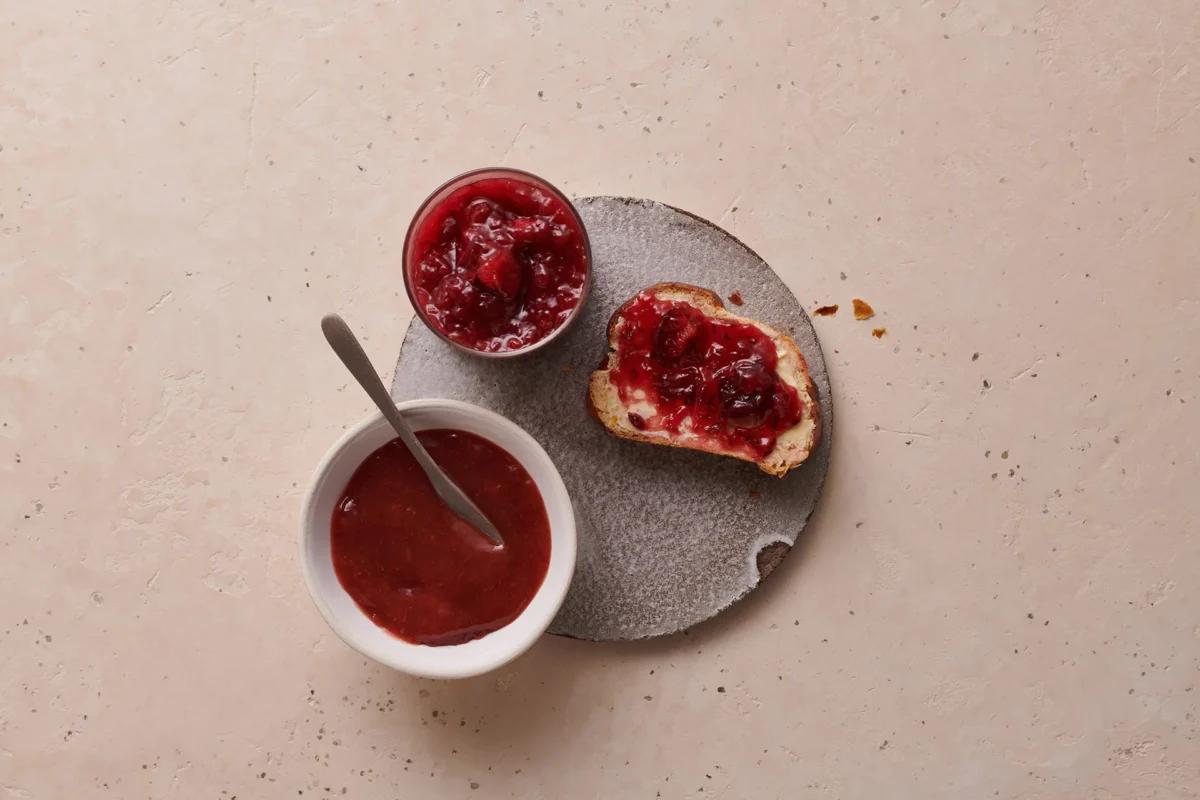 Konfitüre aus der Kategorie Früchte. Das fertige Gericht schön angerichtet und fotografiert aus Vogelperspektive (Food Fotografie). Serviervorschlag, Original Tiptopf Rezept, aus dem bekanntesten Kochbuch der Schweiz