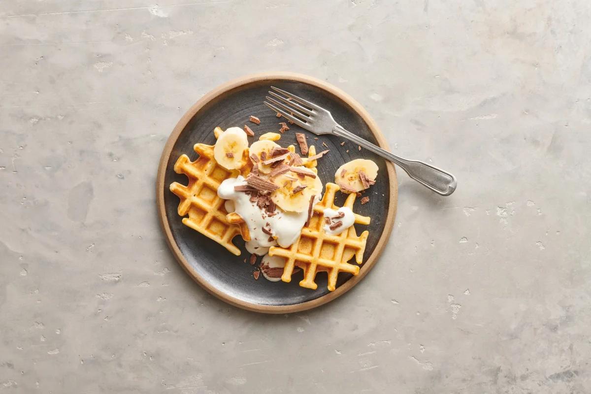 Waffeln aus der Kategorie Frühstück &amp; Brunch. Zubereitungsmethode Gerührter Teig. Das fertige Gericht schön angerichtet und fotografiert aus Vogelperspektive (Food Fotografie). Serviervorschlag, Original Tiptopf Rezept, aus dem bekanntesten Kochbuch der Schweiz