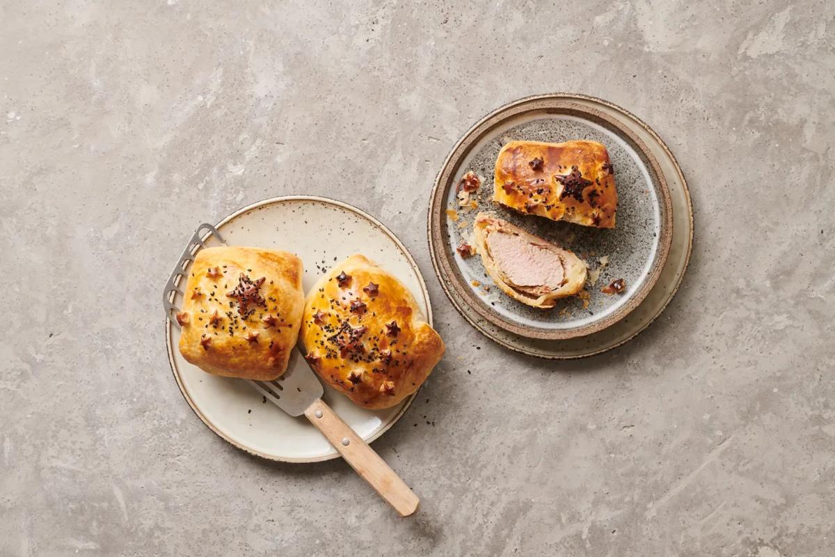 Filet im Teig aus der Kategorie Fleisch &amp; Fisch. Zubereitungsmethode Backen. Das fertige Gericht schön angerichtet und fotografiert aus Vogelperspektive (Food Fotografie). Serviervorschlag, Original Tiptopf Rezept, aus dem bekanntesten Kochbuch der Schweiz