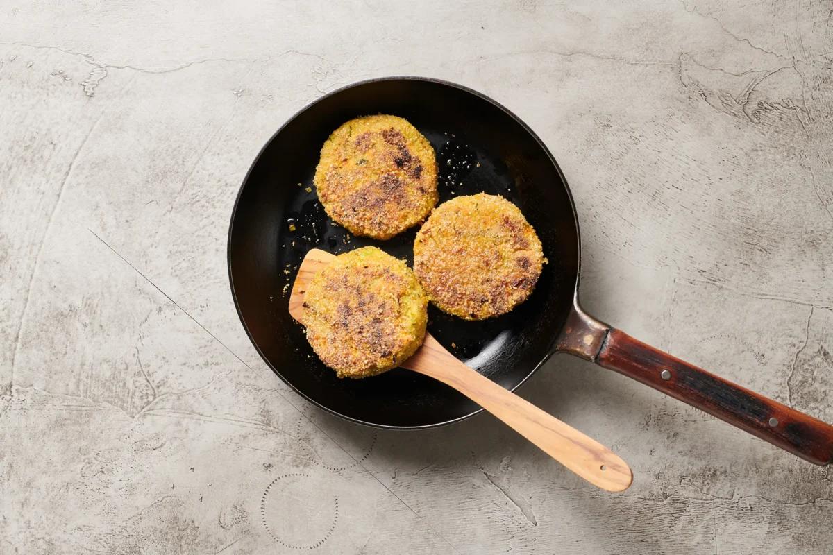 Gemüseburger aus der Kategorie Hülsenfrüchte &amp; Co. Das fertige Gericht schön angerichtet und fotografiert aus Vogelperspektive (Food Fotografie). Serviervorschlag, Original Tiptopf Rezept, aus dem bekanntesten Kochbuch der Schweiz