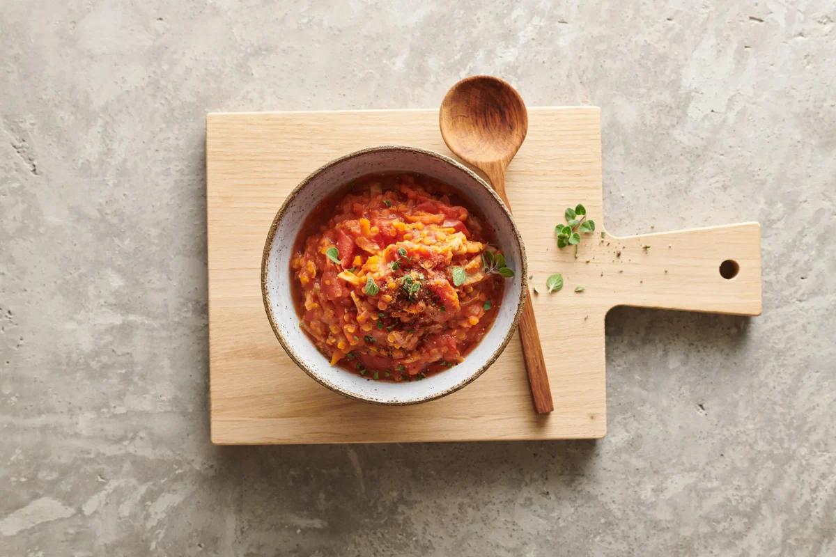 Linsenbolognese aus der Kategorie Hülsenfrüchte &amp; Co. Zubereitungsmethode Dünsten. Das fertige Gericht schön angerichtet und fotografiert aus Vogelperspektive (Food Fotografie). Serviervorschlag, Original Tiptopf Rezept, aus dem bekanntesten Kochbuch der Schweiz