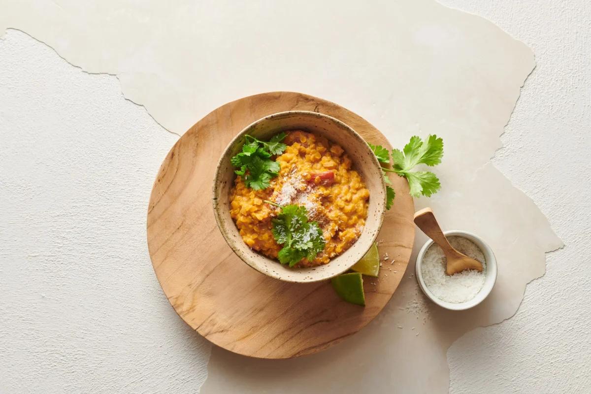 Dal aus der Kategorie Hülsenfrüchte &amp; Co. Zubereitungsmethode Dünsten. Das fertige Gericht schön angerichtet und fotografiert aus Vogelperspektive (Food Fotografie). Serviervorschlag, Original Tiptopf Rezept, aus dem bekanntesten Kochbuch der Schweiz