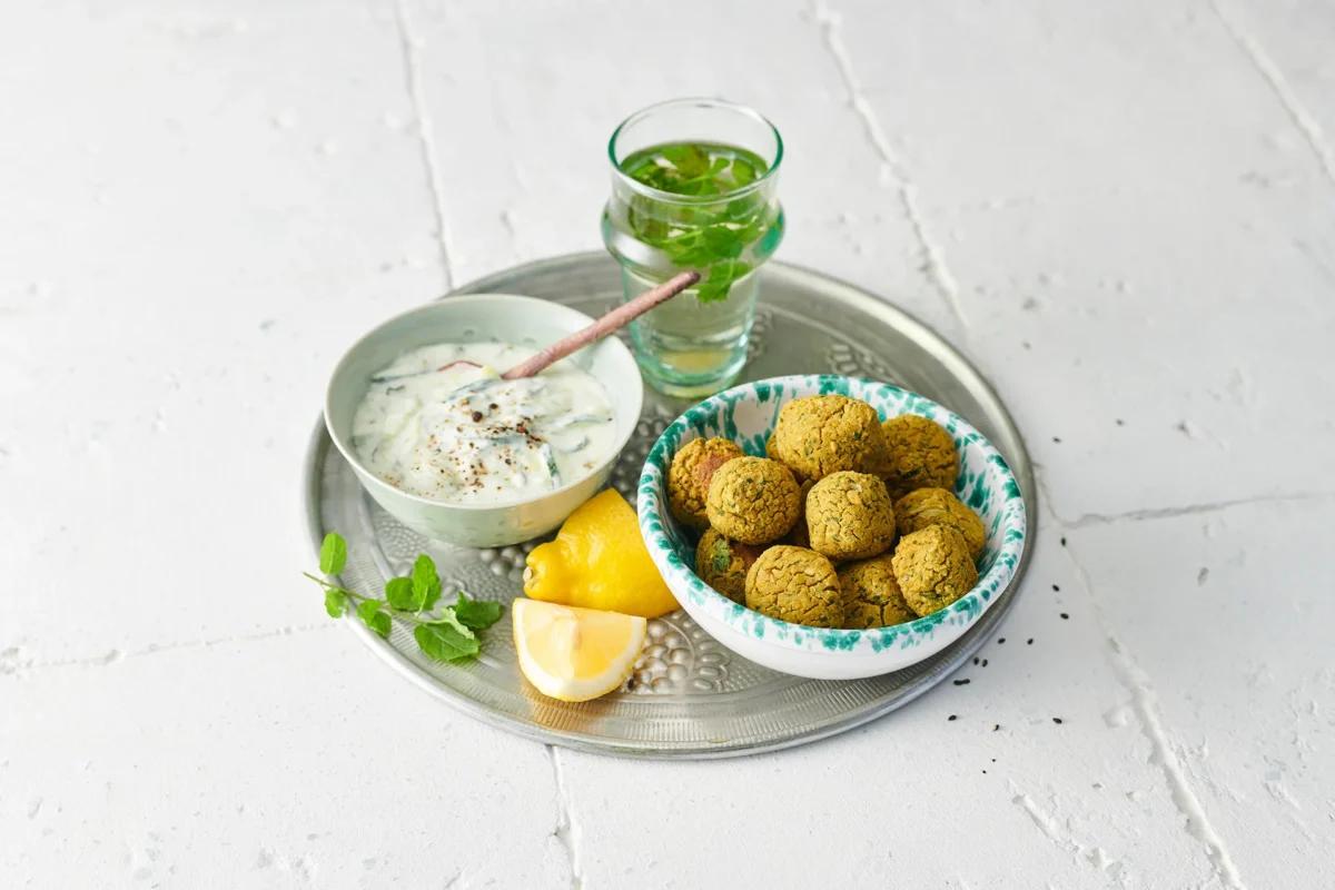 Falafel aus der Kategorie Snacks &amp; Fingerfood (2). Das fertige Gericht schön angerichtet und fotografiert aus Vogelperspektive (Food Fotografie). Serviervorschlag, Original Tiptopf Rezept, aus dem bekanntesten Kochbuch der Schweiz