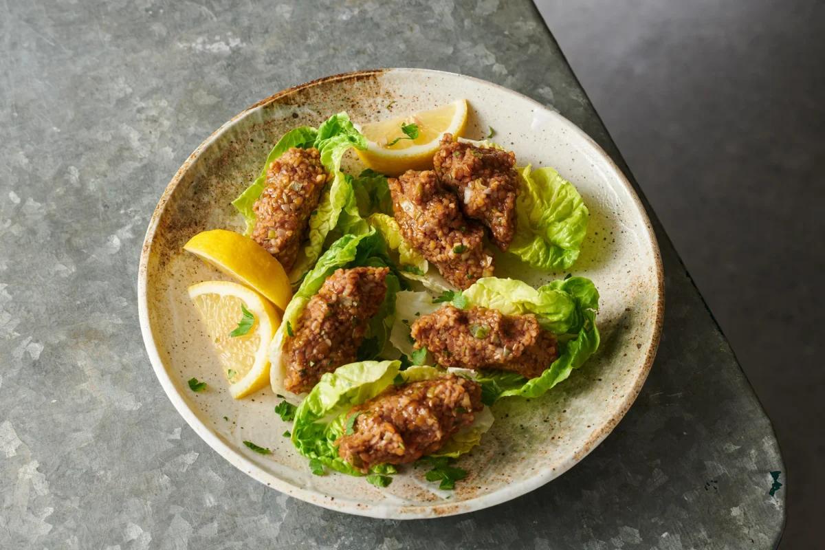 Linsenköfte aus der Kategorie Hülsenfrüchte &amp; Co. Zubereitungsmethode Dünsten. Das fertige Gericht schön angerichtet und fotografiert aus Vogelperspektive (Food Fotografie). Serviervorschlag, Original Tiptopf Rezept, aus dem bekanntesten Kochbuch der Schweiz