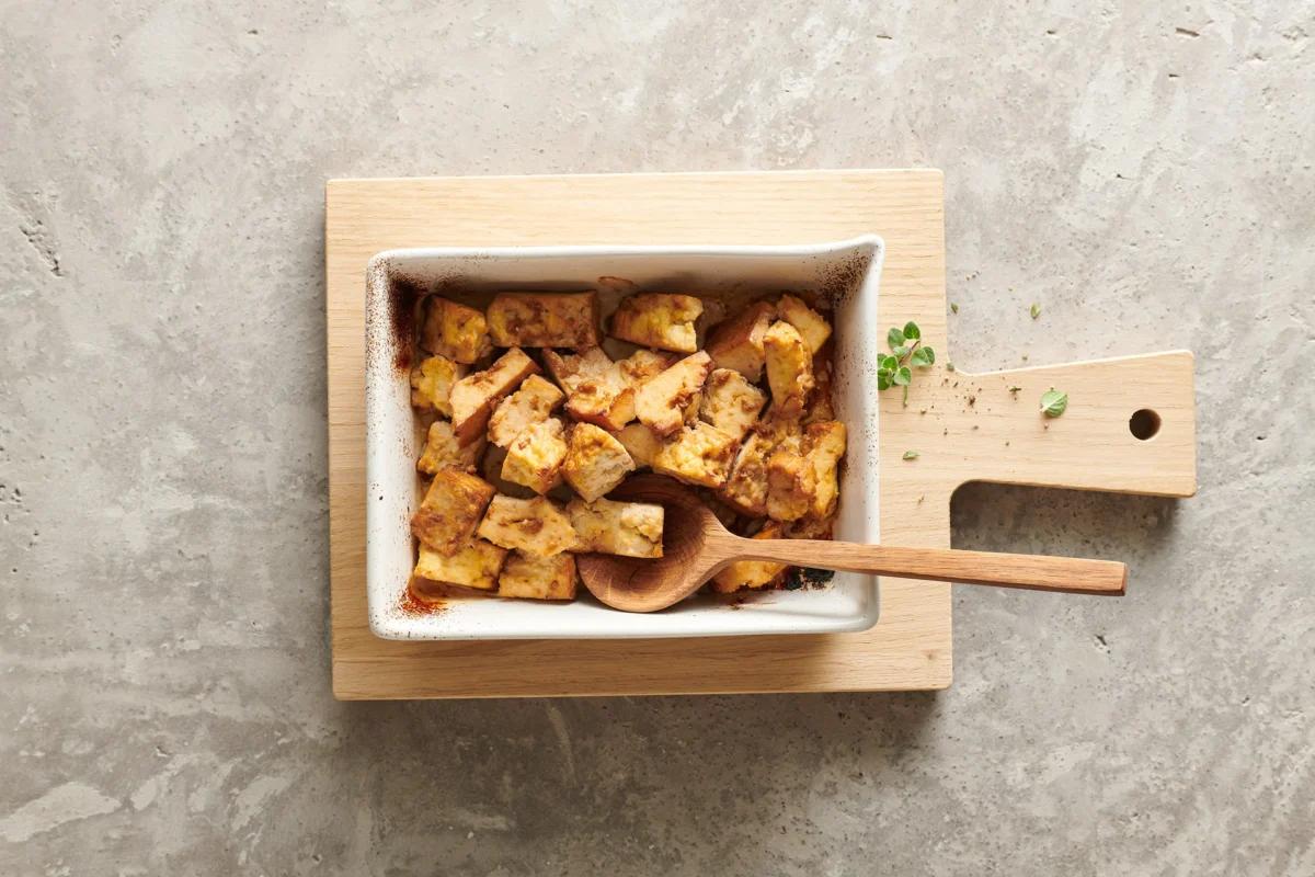 Tofugeschnetzeltes, aus der Kategorie . Zubereitungsmethode Backen. Das fertige Gericht schön angerichtet und fotografiert aus Vogelperspektive (Food Fotografie). Serviervorschlag, Original Tiptopf Rezept, aus dem bekanntesten Kochbuch der Schweiz