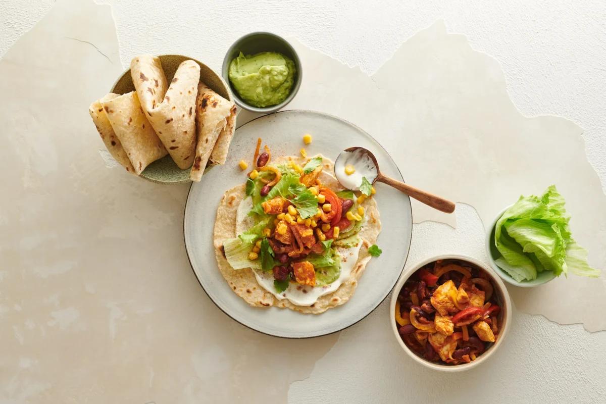 Fajitas aus der Kategorie Snacks &amp; Fingerfood. Zubereitungsmethode Braten. Das fertige Gericht schön angerichtet und fotografiert aus Vogelperspektive (Food Fotografie). Serviervorschlag, Original Tiptopf Rezept, aus dem bekanntesten Kochbuch der Schweiz