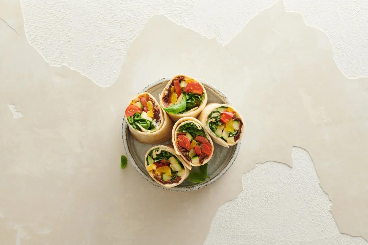 Wraps. Das fertige Gericht schön angerichtet und fotografiert aus Vogelperspektive (Food Fotografie). Serviervorschlag, Original Tiptopf Rezept, aus dem bekanntesten Kochbuch der Schweiz