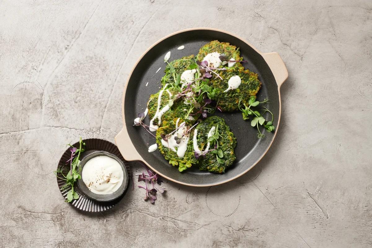 Spinatburger aus der Kategorie Hülsenfrüchte &amp; Co. Zubereitungsmethode Braten. Das fertige Gericht schön angerichtet und fotografiert aus Vogelperspektive (Food Fotografie). Serviervorschlag, Original Tiptopf Rezept, aus dem bekanntesten Kochbuch der Schweiz