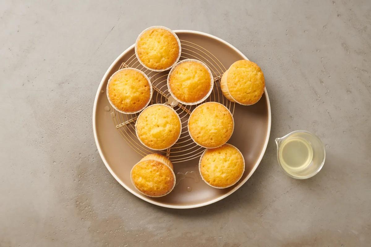 Muffins aus der Kategorie Gebäck süss. Das fertige Gericht schön angerichtet und fotografiert aus Vogelperspektive (Food Fotografie). Serviervorschlag, Original Tiptopf Rezept, aus dem bekanntesten Kochbuch der Schweiz