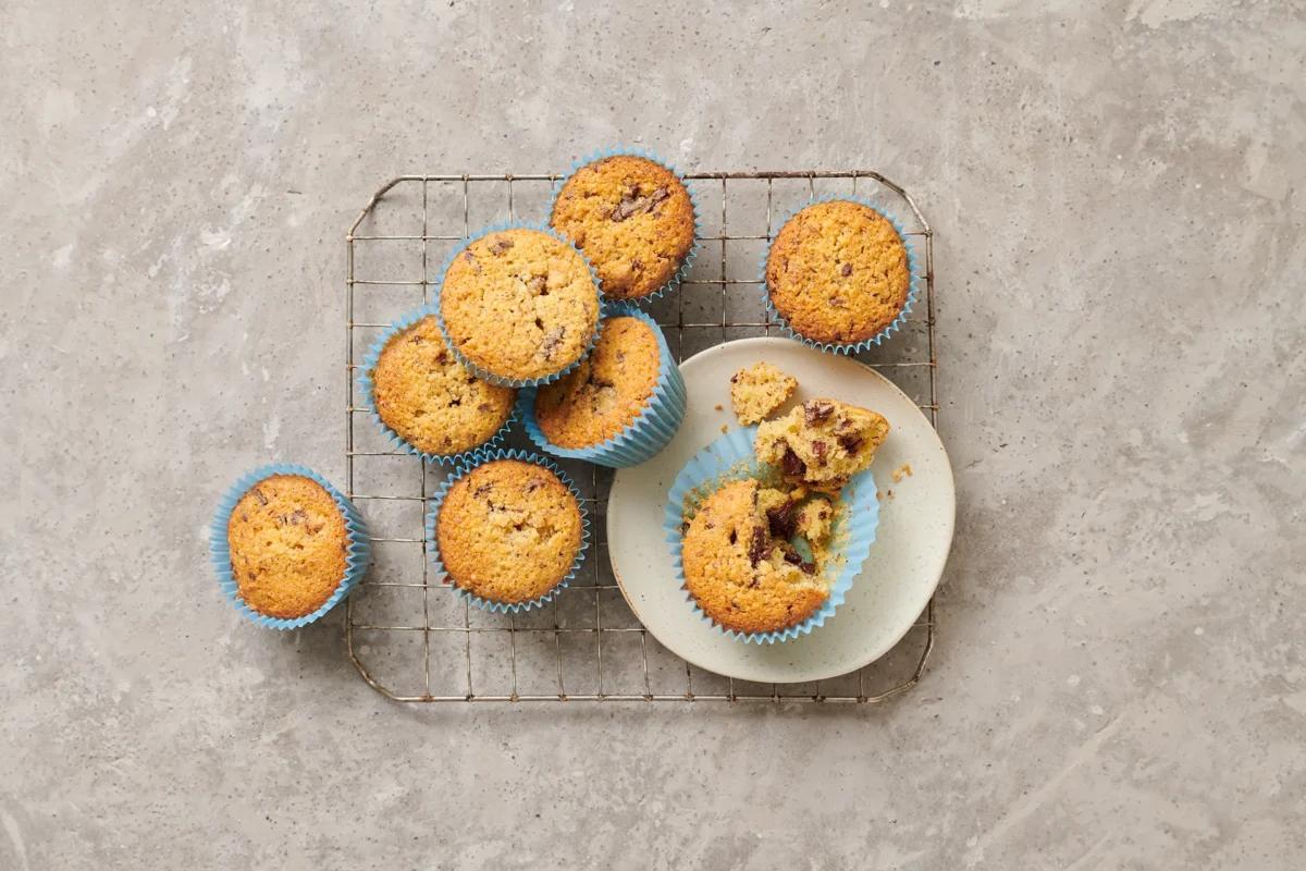 Tirolermuffins aus der Kategorie Gebäck süss. Das fertige Gericht schön angerichtet und fotografiert aus Vogelperspektive (Food Fotografie). Serviervorschlag, Original Tiptopf Rezept, aus dem bekanntesten Kochbuch der Schweiz