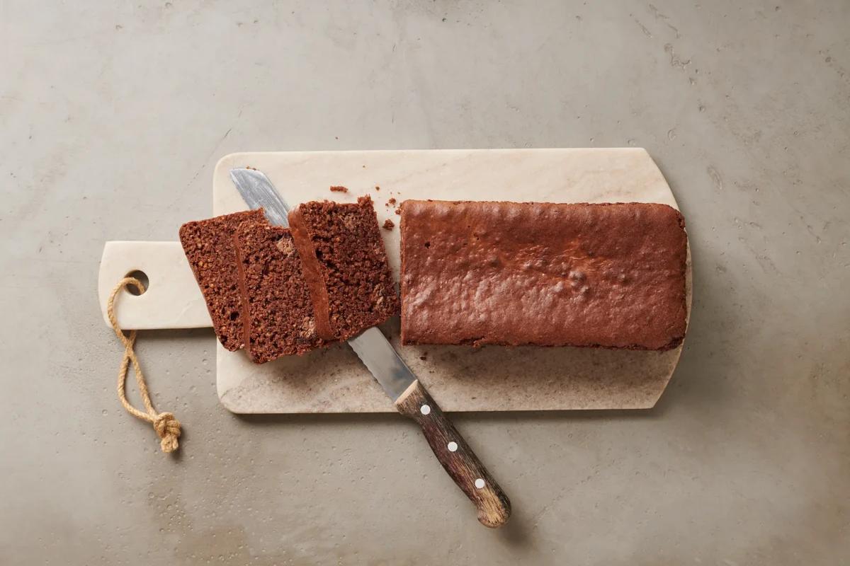 Schokoladencake aus der Kategorie Gebäck süss. Zubereitungsmethode Backen. Das fertige Gericht schön angerichtet und fotografiert aus Vogelperspektive (Food Fotografie). Serviervorschlag, Original Tiptopf Rezept, aus dem bekanntesten Kochbuch der Schweiz