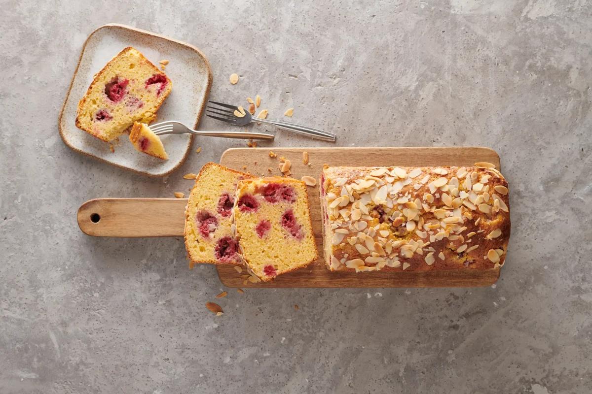 Himbeercake aus der Kategorie Gebäck süss. Zubereitungsmethode Backen. Das fertige Gericht schön angerichtet und fotografiert aus Vogelperspektive (Food Fotografie). Serviervorschlag, Original Tiptopf Rezept, aus dem bekanntesten Kochbuch der Schweiz