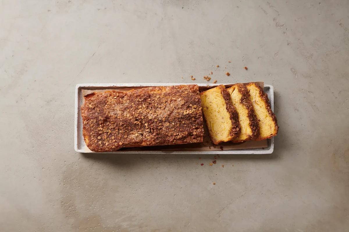 Apfelcake aus der Kategorie Gebäck süss. Das fertige Gericht schön angerichtet und fotografiert aus Vogelperspektive (Food Fotografie). Serviervorschlag, Original Tiptopf Rezept, aus dem bekanntesten Kochbuch der Schweiz